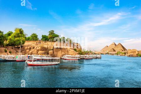 Des bateaux égyptiens traditionnels colorés dans le Nil sur le chemin des pyramides, Assouan, Egypte. Banque D'Images