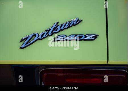 Détail des lettres de l'emblème d'une voiture de sport japonaise classique, le vert lime Datsun 240Z Banque D'Images