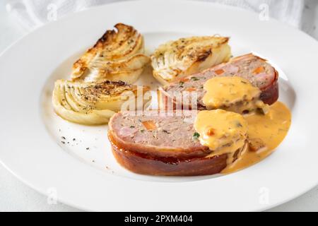 Portion de pain de viande tranché avec fenouil rôti Banque D'Images