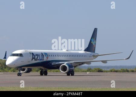 Embraer ERJ-195AR de la compagnie brésilienne Azul Airlines à l'aéroport de Santarem. Banque D'Images