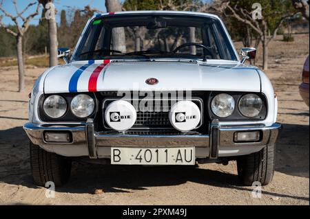 Détail d'une voiture de sport espagnole classique, le Seat 124 Sport en blanc avec des rayures Banque D'Images