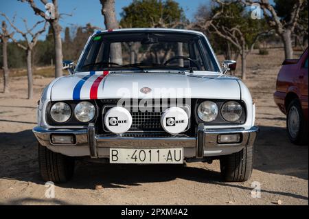 Détail d'une voiture de sport espagnole classique, le Seat 124 Sport en blanc avec des rayures Banque D'Images