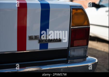 Détail d'une voiture de sport espagnole classique, le Seat 124 Sport en blanc avec des rayures Banque D'Images