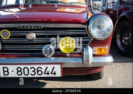 Détail d'une voiture Morris 1100 1300 rouge grenat classique Banque D'Images