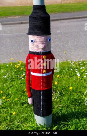 Poole, Dorset, Royaume-Uni. 2 mai 2023. Un gardien soldat autour d'un lampadaire surveillant à Poole, Dorset pour le couronnement du roi Charles III Crédit : Carolyn Jenkins/Alamy Live News - bombardement de fil, bombe de fil Banque D'Images