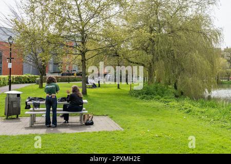 Monaghan, Irlande. 2nd mai 2023. Les gens ont fait le maximum du temps chaud et ensoleillé aujourd'hui lorsqu'ils se sont enfermés dans le parc de la ville de Monaghan. Crédit : AG News/Alay Live News Banque D'Images