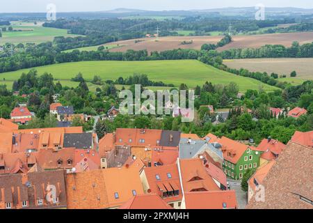 Vue sur la ville de Stoplen depuis la hauteur de la tour de guet d'une forteresse médiévale de Burg (château) Stolpen sur une montagne de basalte. Saxe. Allemagne. Banque D'Images
