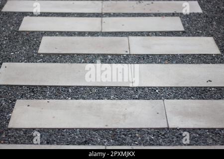 Chemin de pierres plaquées dans le jardin de la maison, photo de stock Banque D'Images