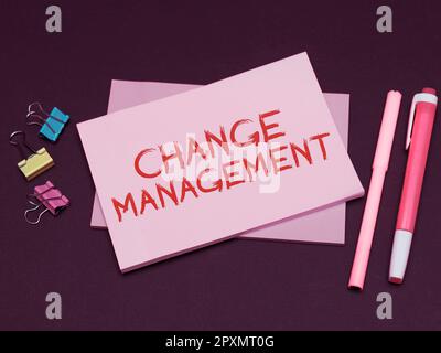 Inspiration montrant l'enseigne gestion du changement, idée d'entreprise Remplacement du leadership dans une organisation nouvelles politiques Banque D'Images