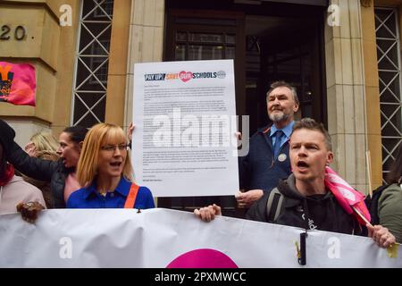 Londres, Royaume-Uni. 2nd mai 2023. Le secrétaire général conjoint du Syndicat national de l'éducation (NEU), Kevin Courtney, tient une lettre à l'intention de la secrétaire à l'éducation, Gillian Keegan, lors de la manifestation à l'extérieur du ministère de l'éducation. Des milliers d'enseignants ont participé à la marche de l'Union nationale de l'éducation (NEU) à Westminster, alors qu'ils poursuivent leurs grèves sur la rémunération. Credit: Vuk Valcic/Alamy Live News Banque D'Images