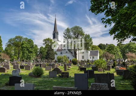 Église Sandar Kirke de 1792 à la porte de Peter Castbergs. Style Louis XV sur le site de l'église médiévale du 13th siècle. Sandefjord, Norvège. Banque D'Images