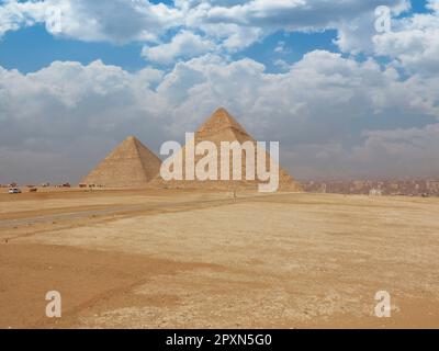 Une vue magnifique sur les pyramides emblématiques de Gizeh en Égypte, dans un ciel bleu magnifique entouré de vastes sables désertiques Banque D'Images