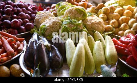 Marché de fruits avec divers fruits et légumes colorés Banque D'Images