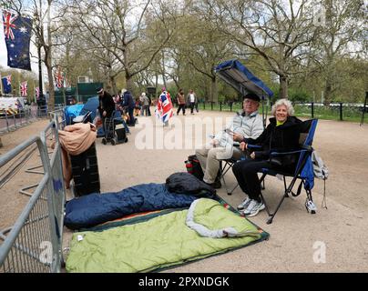Londres, Royaume-Uni. 02nd mai 2023. Un couple américain de Salt Lake City a campé en préparation pour le couronnement du roi ce samedi à Londres, mardi, 02 mai 2023. Les gens campent dehors des jours à l'avance pour sécuriser leur place pour la cérémonie. Photo de Hugo Philpott/UPI crédit: UPI/Alay Live News Banque D'Images