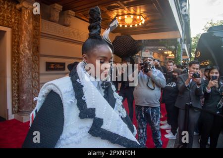 New York, États-Unis. 01st mai 2023. NEW YORK, NEW YORK - 01 MAI : Janelle Monae portant Thom Browne quitte l'hôtel Pierre pour le Gala met 2023 sur 01 mai 2023 à New York. Crédit : SOPA Images Limited/Alamy Live News Banque D'Images