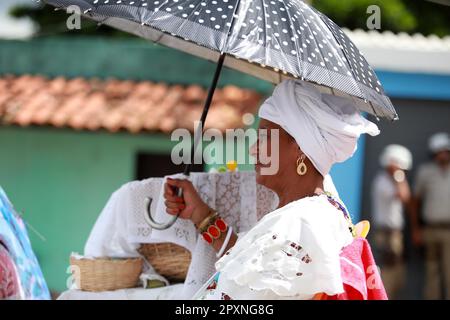 salvador, bahia, brésil - 25 janvier 2015 : dévot de la religion candomble vue devant l'église catholique de Sao Lazaro dans la ville de Salvador. Banque D'Images