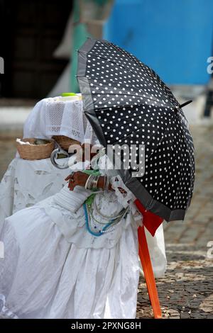 salvador, bahia, brésil - 25 janvier 2015 : dévot de la religion candomble vue devant l'église catholique de Sao Lazaro dans la ville de Salvador. Banque D'Images