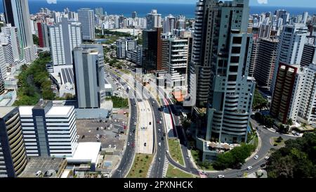 salvador, bahia, brésil - 18 octobre 2022 : vue sur les bâtiments résidentiels dans le quartier de Pituba, dans la ville de Salvador Banque D'Images