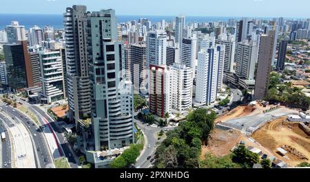 salvador, bahia, brésil - 18 octobre 2022 : vue sur les bâtiments résidentiels dans le quartier de Pituba, dans la ville de Salvador Banque D'Images
