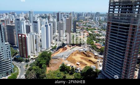 salvador, bahia, brésil - 18 octobre 2022 : vue sur les bâtiments résidentiels dans le quartier de Pituba, dans la ville de Salvador Banque D'Images