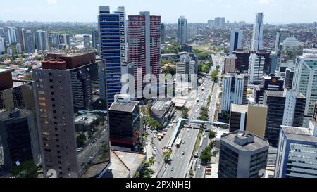 salvador, bahia, brésil - 18 octobre 2022 : vue sur les bâtiments résidentiels dans le quartier de Pituba, dans la ville de Salvador Banque D'Images