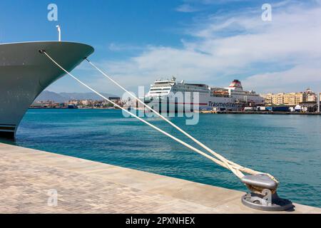 Bateaux amarrés dans le port de Malaga sur la Costa del sol en Andalousie, dans le sud de l'Espagne. Banque D'Images