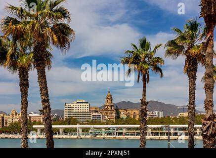 Le port de Malaga sur la Costa del sol en Andalousie, dans le sud de l'Espagne, avec des montagnes visibles en arrière-plan et le centre-ville en premier plan Banque D'Images