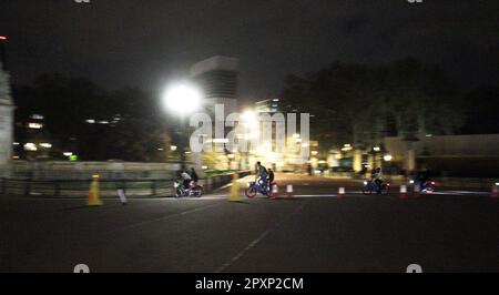 Les préparatifs du couronnement ont lieu toute la nuit tous les soirs jusqu'au sixième de mai, lorsque le couronnement du roi Charles a lieu. Les lumières sont vertes et tout le monde est prêt à s'amuser au cours du prochain week-end. Tandis que les modèles se posent à l'extérieur du palais de Buckingham afin qu'ils puissent obtenir une invitation. Les stations de télévision parlent déjà de Diana 2/5/2023 Banque D'Images