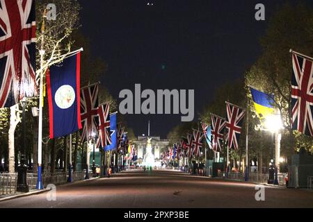 Les préparatifs du couronnement ont lieu toute la nuit tous les soirs jusqu'au sixième de mai, lorsque le couronnement du roi Charles a lieu. Les lumières sont vertes et tout le monde est prêt à s'amuser au cours du prochain week-end. Tandis que les modèles se posent à l'extérieur du palais de Buckingham afin qu'ils puissent obtenir une invitation. Les stations de télévision parlent déjà de Diana 2/5/2023 Banque D'Images
