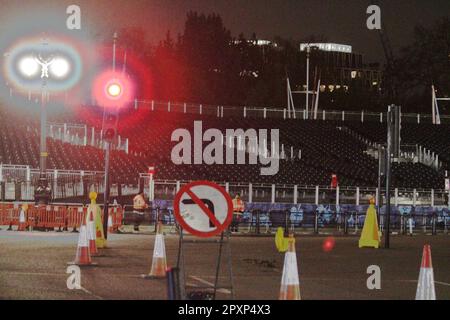 Les préparatifs du couronnement ont lieu toute la nuit tous les soirs jusqu'au sixième de mai, lorsque le couronnement du roi Charles a lieu. Les lumières sont vertes et tout le monde est prêt à s'amuser au cours du prochain week-end. Tandis que les modèles se posent à l'extérieur du palais de Buckingham afin qu'ils puissent obtenir une invitation. Les stations de télévision parlent déjà de Diana 2/5/2023 Banque D'Images