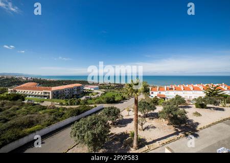 Océan Atlantique et maisons aux murs blancs, vues d'en haut. Casal do Carido, Ericeira. Portugal Banque D'Images