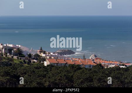 Océan Atlantique et maisons aux murs blancs, vues d'en haut. Casal do Carido, Ericeira. Portugal Banque D'Images