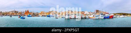 Bateaux de pêche traditionnels dans le village méditerranéen de Marsaxlokk, Malte Banque D'Images