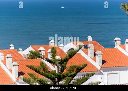 Océan Atlantique et maisons aux murs blancs, vues d'en haut. Casal do Carido, Ericeira. Portugal Banque D'Images