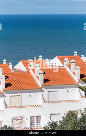 Océan Atlantique et maisons aux murs blancs, vues d'en haut. Casal do Carido, Ericeira. Portugal Banque D'Images