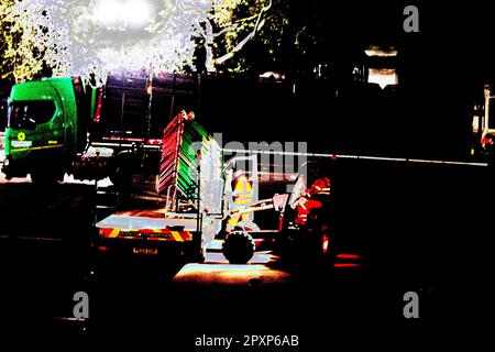 Les préparatifs du couronnement ont lieu toute la nuit tous les soirs jusqu'au sixième de mai, lorsque le couronnement du roi Charles a lieu. Les lumières sont vertes et tout le monde est prêt à s'amuser au cours du prochain week-end. Tandis que les modèles se posent à l'extérieur du palais de Buckingham afin qu'ils puissent obtenir une invitation. Les stations de télévision parlent déjà de Diana 2/5/2023 Banque D'Images