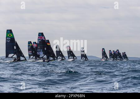 Hyères, France. 25th avril 2023. Ligne de départ d'une course dans la catégorie FX le jour 2 au cours de la semaine olympique française 2023. La semaine olympique française 2023 aura lieu à Hyères-les-Palmiers du 23 au 30 avril 2023 et réunira les meilleurs spécialistes du monde en voile pour les futurs Jeux Olympiques de Paris 2024. Crédit : SOPA Images Limited/Alamy Live News Banque D'Images