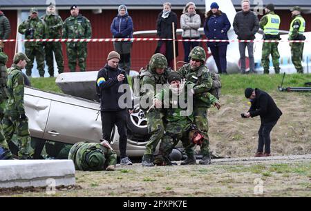 Malmslätt, Suède. 2nd, mai 2023. Le grand exercice militaire Aurora23, à la base aérienne de Malmen, Malmslätt, en Suède, pendant mardi. Au cours de l'exercice, les services de santé militaires et civils s'exerceront à traiter un grand nombre de blessés après une simulation d'attaque par robot contre l'aile des hélicoptères des forces armées suédoises à la base aérienne de Malmen. Crédit : Jeppe Gustafsson/Alay Live News Banque D'Images