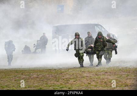 Malmslätt, Suède. 2nd, mai 2023. Le grand exercice militaire Aurora23, à la base aérienne de Malmen, Malmslätt, en Suède, pendant mardi. Au cours de l'exercice, les services de santé militaires et civils s'exerceront à traiter un grand nombre de blessés après une simulation d'attaque par robot contre l'aile des hélicoptères des forces armées suédoises à la base aérienne de Malmen. Crédit : Jeppe Gustafsson/Alay Live News Banque D'Images