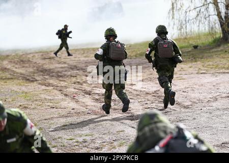 Malmslätt, Suède. 2nd, mai 2023. Le grand exercice militaire Aurora23, à la base aérienne de Malmen, Malmslätt, en Suède, pendant mardi. Au cours de l'exercice, les services de santé militaires et civils s'exerceront à traiter un grand nombre de blessés après une simulation d'attaque par robot contre l'aile des hélicoptères des forces armées suédoises à la base aérienne de Malmen. Crédit : Jeppe Gustafsson/Alay Live News Banque D'Images