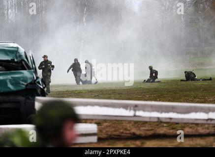 Malmslätt, Suède. 2nd, mai 2023. Le grand exercice militaire Aurora23, à la base aérienne de Malmen, Malmslätt, en Suède, pendant mardi. Au cours de l'exercice, les services de santé militaires et civils s'exerceront à traiter un grand nombre de blessés après une simulation d'attaque par robot contre l'aile des hélicoptères des forces armées suédoises à la base aérienne de Malmen. Crédit : Jeppe Gustafsson/Alay Live News Banque D'Images