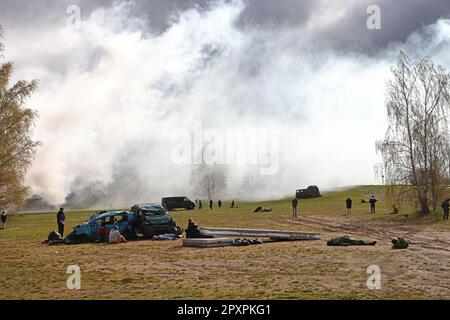 Malmslätt, Suède. 2nd, mai 2023. Le grand exercice militaire Aurora23, à la base aérienne de Malmen, Malmslätt, en Suède, pendant mardi. Au cours de l'exercice, les services de santé militaires et civils s'exerceront à traiter un grand nombre de blessés après une simulation d'attaque par robot contre l'aile des hélicoptères des forces armées suédoises à la base aérienne de Malmen. Crédit : Jeppe Gustafsson/Alay Live News Banque D'Images