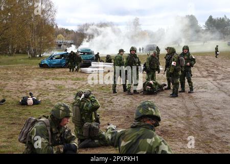 Malmslätt, Suède. 2nd, mai 2023. Le grand exercice militaire Aurora23, à la base aérienne de Malmen, Malmslätt, en Suède, pendant mardi. Au cours de l'exercice, les services de santé militaires et civils s'exerceront à traiter un grand nombre de blessés après une simulation d'attaque par robot contre l'aile des hélicoptères des forces armées suédoises à la base aérienne de Malmen. Crédit : Jeppe Gustafsson/Alay Live News Banque D'Images