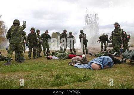 Malmslätt, Suède. 2nd, mai 2023. Le grand exercice militaire Aurora23, à la base aérienne de Malmen, Malmslätt, en Suède, pendant mardi. Au cours de l'exercice, les services de santé militaires et civils s'exerceront à traiter un grand nombre de blessés après une simulation d'attaque par robot contre l'aile des hélicoptères des forces armées suédoises à la base aérienne de Malmen. Crédit : Jeppe Gustafsson/Alay Live News Banque D'Images