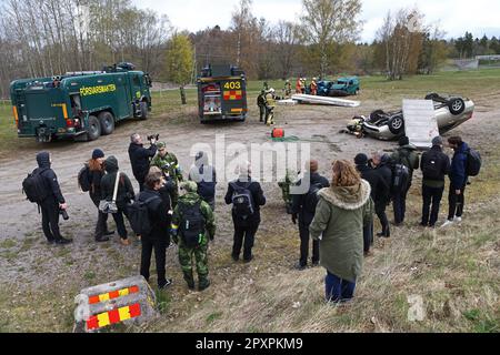 Malmslätt, Suède. 2nd, mai 2023. Le grand exercice militaire Aurora23, à la base aérienne de Malmen, Malmslätt, en Suède, pendant mardi. Au cours de l'exercice, les services de santé militaires et civils s'exerceront à traiter un grand nombre de blessés après une simulation d'attaque par robot contre l'aile des hélicoptères des forces armées suédoises à la base aérienne de Malmen. Crédit : Jeppe Gustafsson/Alay Live News Banque D'Images