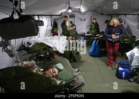 Malmslätt, Suède. 2nd, mai 2023. Hôpital de campagne pendant le grand exercice militaire Aurora23, à la base aérienne de Malmen, Malmslätt, en Suède, mardi. Au cours de l'exercice, les services de santé militaires et civils s'exerceront à traiter un grand nombre de blessés après une simulation d'attaque par robot contre l'aile des hélicoptères des forces armées suédoises à la base aérienne de Malmen. Crédit : Jeppe Gustafsson/Alay Live News Banque D'Images