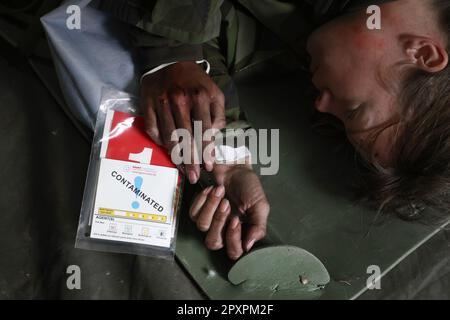 Malmslätt, Suède. 2nd, mai 2023. Hôpital de campagne pendant le grand exercice militaire Aurora23, à la base aérienne de Malmen, Malmslätt, en Suède, mardi. Au cours de l'exercice, les services de santé militaires et civils s'exerceront à traiter un grand nombre de blessés après une simulation d'attaque par robot contre l'aile des hélicoptères des forces armées suédoises à la base aérienne de Malmen. Crédit : Jeppe Gustafsson/Alay Live News Banque D'Images