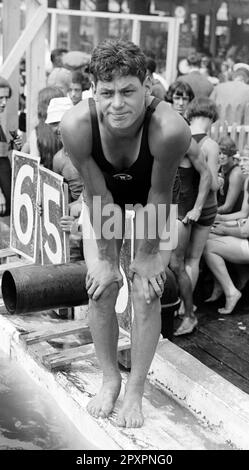 Johnny Weissmuller. Portrait du nageur et acteur olympique américain Johnny Weissmuller (né Johann Peter Weißmüller, 1904-1984) en 1924 Banque D'Images