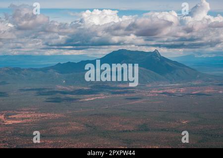 Vue panoramique sur le mont Longido contre le ciel lors d'une journée ensoleillée en Tanzanie rurale Banque D'Images