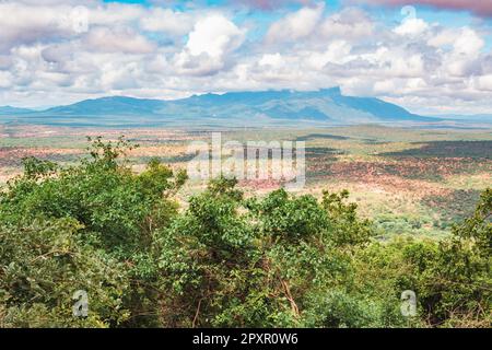 Vue panoramique sur le mont Longido contre le ciel lors d'une journée ensoleillée en Tanzanie rurale Banque D'Images